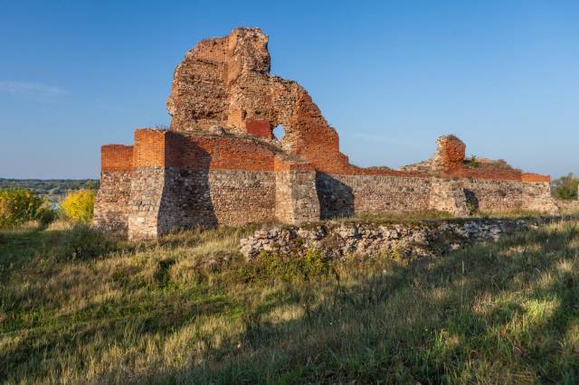 The ruins of the castle in Bobrowniki